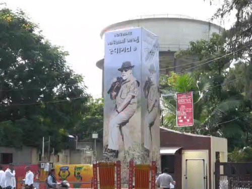 भावनगर में पीएम मोदी के स्वागत के लिए लगे उनके पोस्टर्स।
