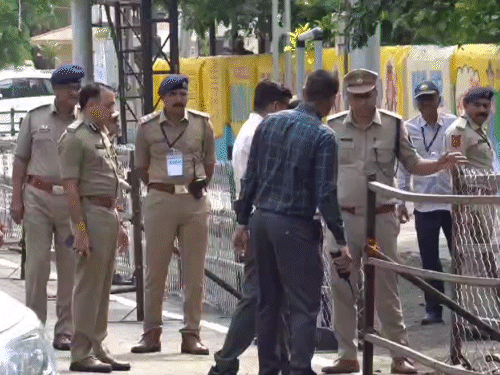 पीएम के रोड शो के लिए सड़कों का जायजा लेते अधिकारी।
