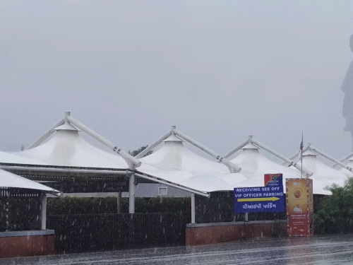 गुरुवार को सुबह से देर शाम तक केवडिया में तेज बारिश होती रही।