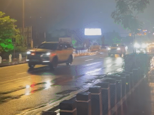 खराब मौसम के चलते हेलीकॉप्टर की बजाय पीएम वडोदरा से केवडिया सड़क के रास्ते पहुंचे।